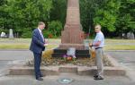 Депутаты Финляндского округа возложили цветы на Богословском кладбище