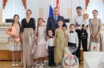 Как Петербург помогает семьям с детьми.