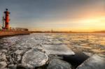 МЧС предупреждает: на центральных реках и каналах Петербурга проводятся мероприятия по вскрытию ледового покрытия