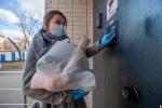 Более 10 тысяч гуманитарных наборов за месяц доставили петербуржцам волонтеры